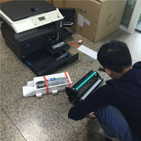 師傅在安裝柯尼卡美能達(dá)206復(fù)印機(jī)