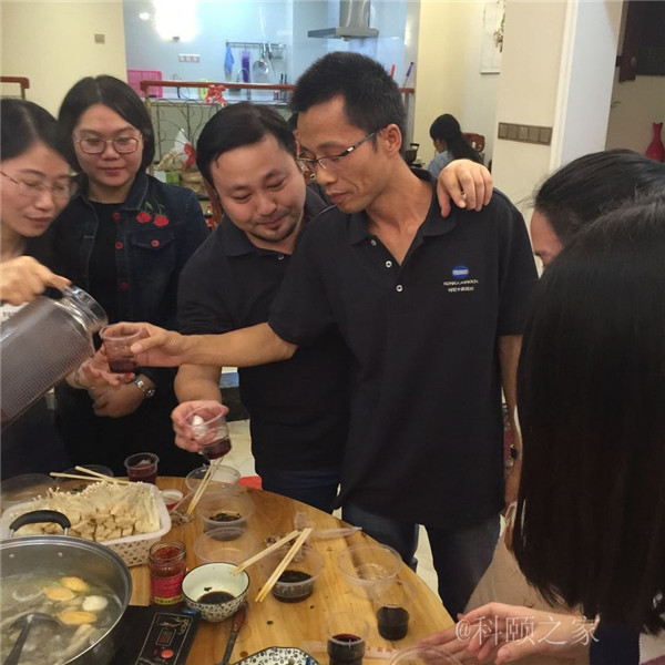 科頤兩位老板過來敬酒，大家苦樂融融-科頤辦公