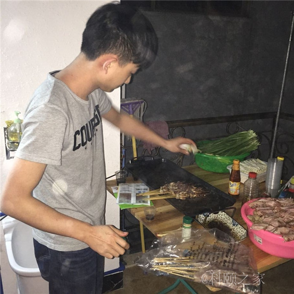 科頤辦公專業修機器的蔡師傅，搖身變專業燒烤師傅了-科頤辦公