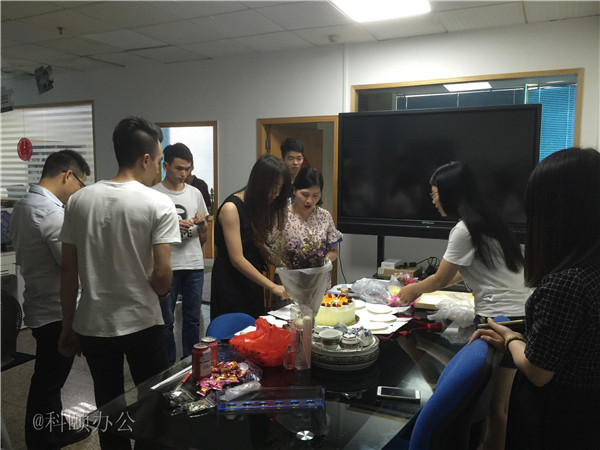 柯尼卡美能達復印機代理商--科頤之家家人一起分享美味的蛋糕 柯尼卡美能達復印機代理商--科頤之家家人一起分享美味的蛋糕